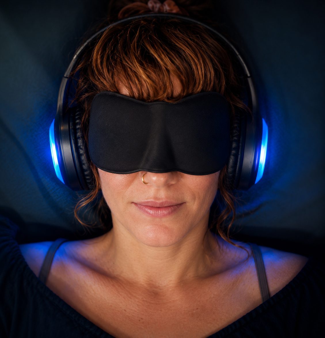 Participante allongée avec casque audio et masque occultant pendant une séance de 9D Breathwork à Neuchâtel
